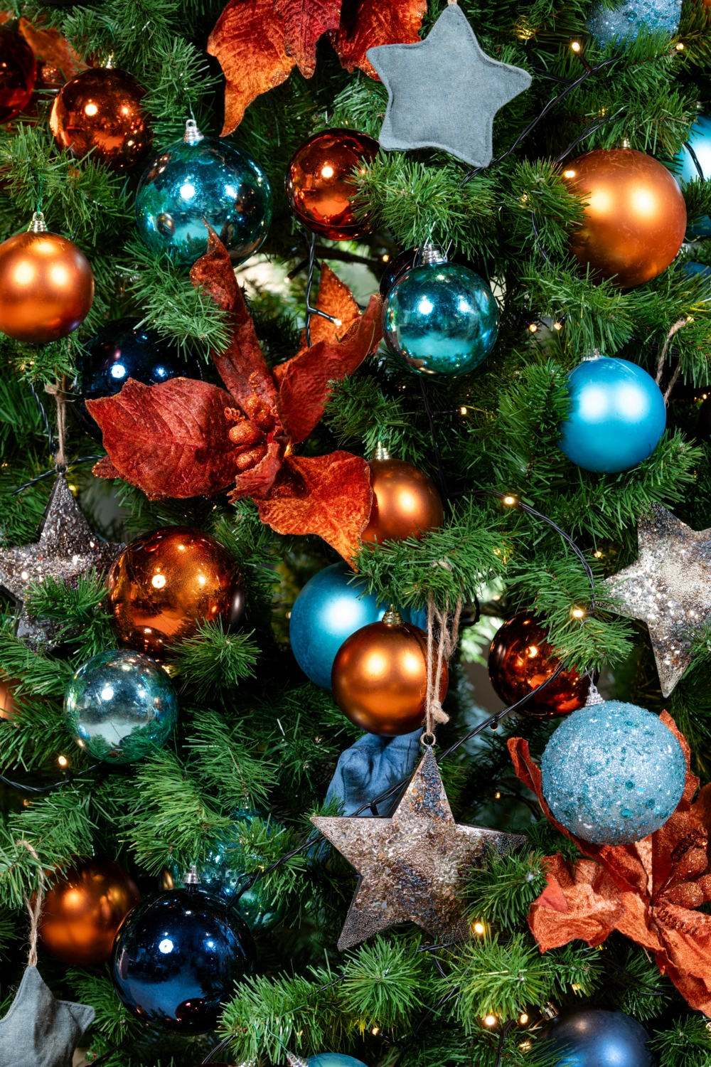 Plant in woonkamer bij eettafel