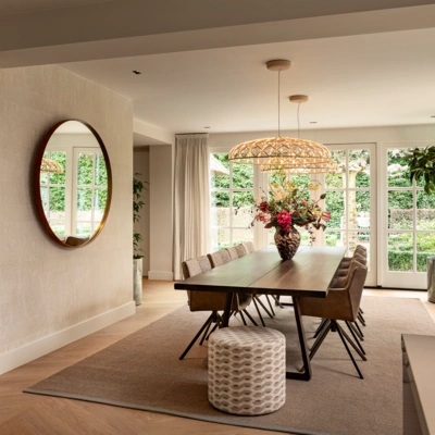 Eettafel met zijden boeket